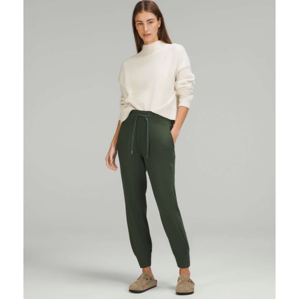 Lululemon Women's Jogger Pants High Rise Cropped High Rise Size 6 W6BPVS